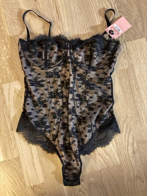 Svart spetsbody från Hunkemöller - Snygg svart spetsbody från Hunkemöller, man kan även ta bort axelbanden och ha den armlös