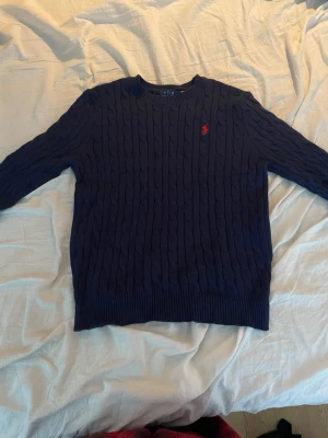 Mörkblå Polo Ralph Lauren tröja - Kabelstickad mörkblå tröja från Polo Ralph Lauren.