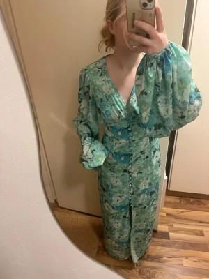 Adoore sommarklänning  - Använd fåtal gånger, de två knapparna längst ner har tyvärr lossnat (syns på bild 3) annars superfint skick🩷