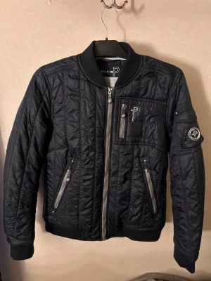 Svart bomberjacka från Pelle P - Endast använd vid fåtal tillfällen! Jätte fint skick och ser ut som ny. 