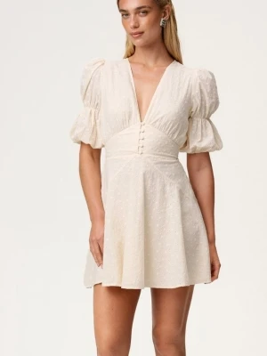 Kort vit klänning med puffärm - Crem vit klänning. Använd en gång!