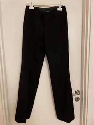 Svarta kostymbyxor i rak modell - InWear - Säljer ett par svarta kostymbyxor från InWear i rak modell med klassisk passform. Byxorna är tillverkade i en mix av polyester, viskos och elastan för skön stretch och snyggt fall. Perfekta till en dressad look och enkla att matcha med skjorta eller kavaj.