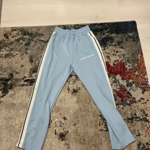 Palm Angels - Säljer nu dessa feta byxor då jag tröttnat på att ha dom. Skick 8/10. 