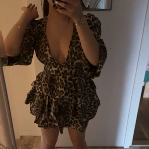 Leopard klänning - Säljer min stort eftertraktade leopard klänning med volanger som formar kroppen superfint. Den är nyligen köpt på Zara. Säljer eftersom jag upplever att urringningen är lite för djup❤️