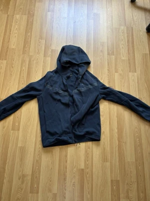 Nike tech fleece hoodie - Snygg och i bra skick, hör av dig vid funderingar!