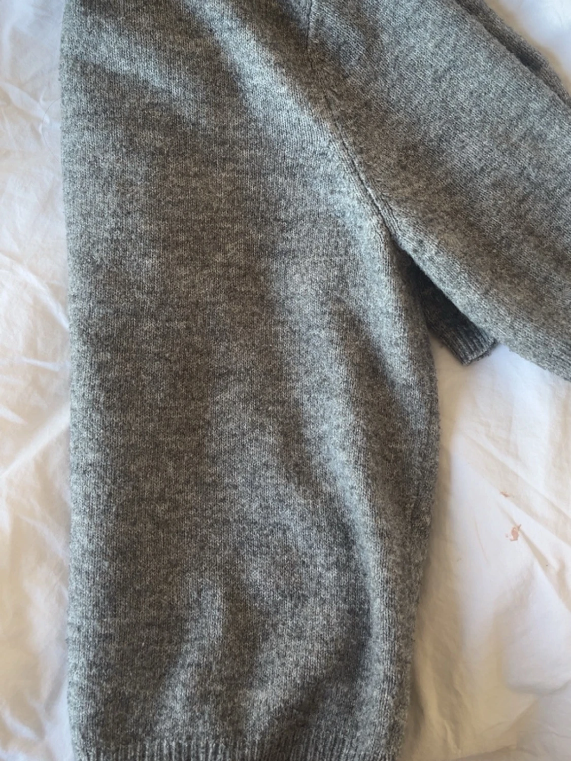 Grå kortärmad kofta med pärlknappar - 5