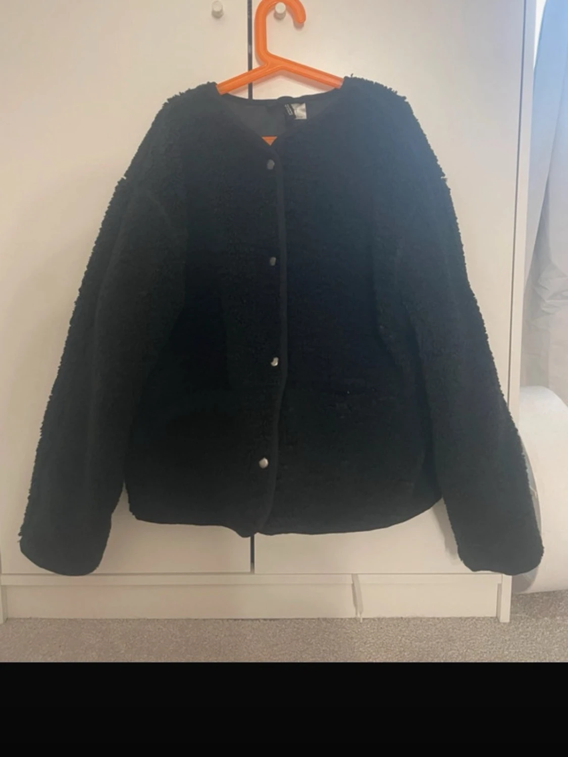 Svart teddyjacka med tryckknappar - 1