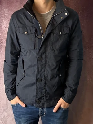 J.lindeberg field jacket bailey - Mycket fint skick | Size M (modellen är 188 cm 75 kg) | fraktar spårbart inom 24 timmar | för att köpa klicka ”köp nu” | vid frågor eller funderingar skriv ett meddelande | följare får bättre rabatter🙌