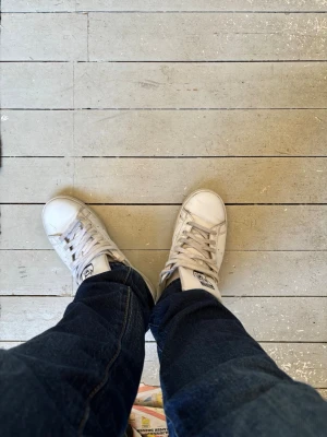 Vita Adidas Stan Smith sneakers - Vita Adidas Stan Smith sneakers, bra skick i strl 40 2/3, finns lite defekter såsom crease märken.          Pris ej hugget i sten:)