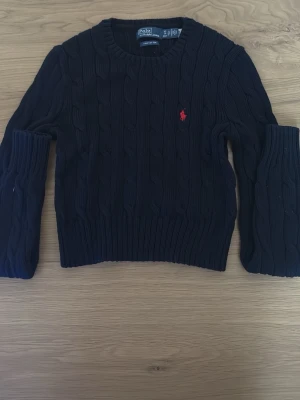 Mörkblå kabelstickad tröja Polo Ralph Lauren kroptop  - Mörkblå, kroptop, prata pris, använt den en gång.
