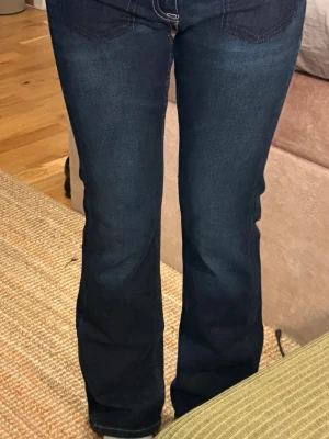 Mörkblå bootcut jeans🌸 - Snygga mörkblå bootcut jeans. Jeansen har kontrastsömmar och lätt utsvängda ben.