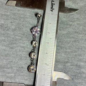 ✨ NY oanvänd navelpiercing med hänge - Kirurgiskt stål 316L  - ✨ NYTT oanvänt smycke i kirurgiskt stål! 🌸 Hållbart & Rostfritt: Slitstarkt 316L-stål som inte oxiderar eller rostar av fukt. 🌸 Säkert: Industristandard, skonsamt för läkta piercingar.  🛍️ 30 % BUNDLE-RABATT! Köp fler artiklar från min shop och få 30 % på allt! ✨ 📦 Frakt: Endast spårbart via Plick SafePay för vår trygghet.