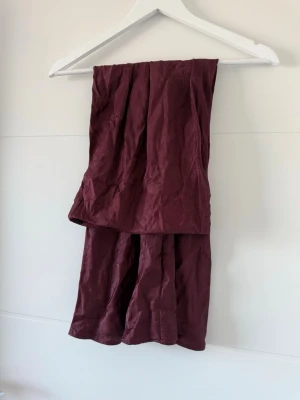 Vinröd långkjol från H&M - Säljer en vinröd midi kjol från H&M. Storlek xs 