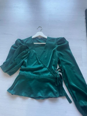 Grön omlottblus med puffärm - Snygg grön omlottblus från NA-KD i storlek S/M