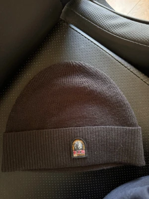 Para jumper mössa - Tja ja säljer en svart para jumper mössa för ja använder den aldrig längre och den har varit använd 2 gånger och fick den i present och storlek som ni ser på bilderna är  S-M 