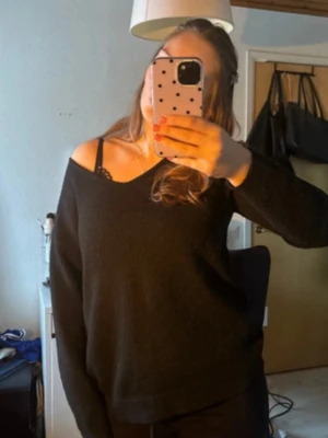 Svart stickad tröja - Mysig svart tröja med avslappnad passform. Den är aldrig använd, endast testad!🌸Perfekt att matcha med jeans eller kjol till sommaren. Den är i storlek XS men sitter mer som S.