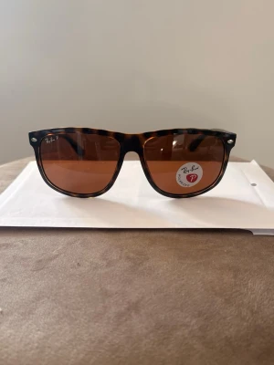 Rayban ”Boyfriend” polarized  - Helt nya Ray-Ban “Boyfriend” Polarized. De är oöppnade med alla etiketter kvar och  allt som syns på bild ingår. Säljs för endast 549 kr. Erbjudandet gäller till fredag 23:59