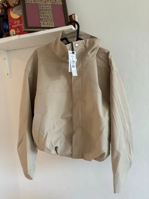Beige bomberjacka från Gina Tricot - Ny med prislapp!