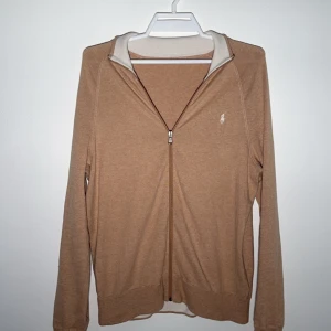 Full zip cardigan - Ralph Lauren  - Beige cardigan från Ralph Lauren, är osäker om den är äkta eller inte.  Storlek: M  Skick: 8/10 