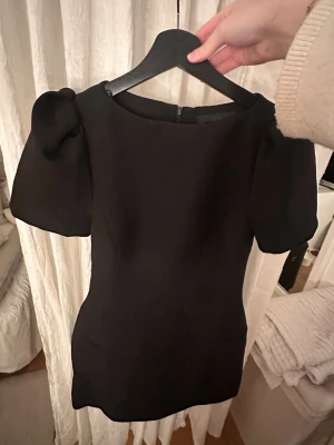 Svarta Zara klänning - Helt ny svart kort klänning från ZARA. Aldrig använd, endast testad med prislappen kvar. Nypris 499kr. 