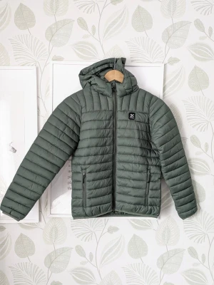 Vadderad Lättviktsjacka X-Trail Storlek 160 (152/158) - Passar vår/höst.  - Storlek 160 passar 152/mindre 158  - I jättefint skick.  - Använd i cirka 2 månader.  - Lite nopper kan synas i resår nedtill / längst ned på jackan och i resår i ärmslut .  - Liten skavank syns på ena ärmen.  - Se bilder för att se skicket.  - Jag kan ha missat någon miniskavank men jag har försökt att granska plagget så gott det går.