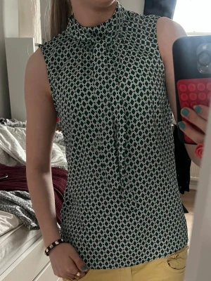 Topp - Jättefin topp till sommaren men även fest, knyte runt halsen