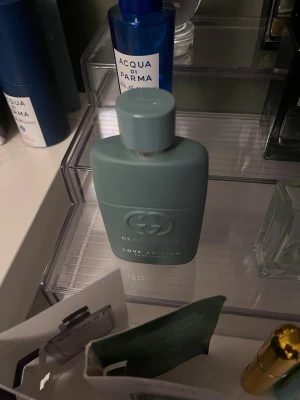 Gucci Guilty Love Edition Pour Homme - Gucci Guilty Love Edition Pour Homme är en parfym i en stilren, matt ljusgrön flaska med präglad logotyp och silverfärgad text. Flaskan har en modern, rektangulär form med rundade kanter och ett matchande lock. Perfekt för dig som gillar exklusiva dofter och snygg design.