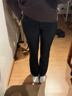 Svarta lågmidjade kostymbyxor - Säljer ett par svarta lågmidjade kostymbyxor i modellen Vera. Byxorna är i super bra skick! Säljer de då de är för små för mig vid midjan. Jag är 167 och längden är perfekt!💕