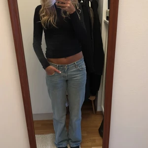 Ljusblå wide leg jeans från Zara - Säljer ett par ljusblå jeans från Zara med wide leg men och låg midja. Jeansen har raka ben och är i en jättebra kvalite.