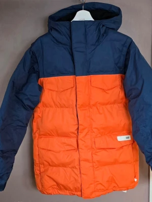 Burton snowboardjacka Small – avtagbara ärmar / väst – fodrad - Jackan har huva, stora fickor framtill. Väl omhändertagen Burton jacka, inga anmärkningar! Superfin!!!✨️✨️✨️  Jackan har avtagbara ärmar, vilket gör att den även kan användas som väst – perfekt för varierande väder och lager-på-lager.  ✔ Fodrad och varm ✔ Original Burton Dryride ✔ Avtagbara ärmar (dragkedja) ✔ Huva ✔ Bröstfickor och fickor framtill ✔ Tydlig Burton-design / retro look Storlek: Small (S) Bröstvidd (armhåla till armhåla): 56,5 cm Ärmlängd:  69 cm  Längd (från nacke): 79,5 cm