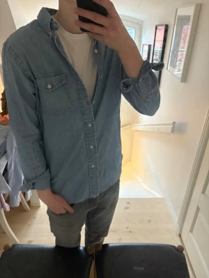 Ralph Lauren skjorta - Jeans skjorta från Ralph lauren, storlek S och sitter mycket bra på mig som är 180, Skriv vid frågor!