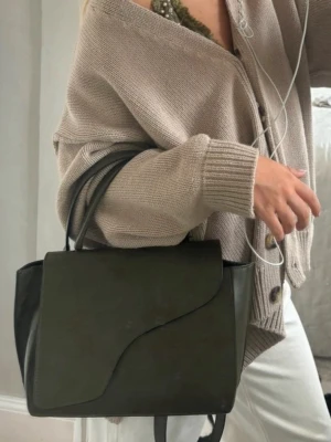 ATP atelier väska  - Så snygg väska! Se skick på bilder, finns tecken på användning men tycker helhetskoncept fortfarande är väldigt fint! Nypris på hemsidan är 5200kr och verkar inte som att denna färg finns kvar.