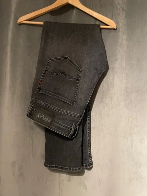 Svarta Replay jeans med raka ben - Nästan helt nya replay Rocco 31:34, stilrena utan slitningar, inga defekter👌