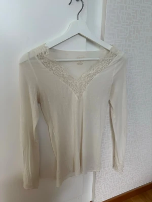 Vit Kashmir topp från intimissimi  - Jätte fin och populär topp från intimissimi i storlek S🤍 