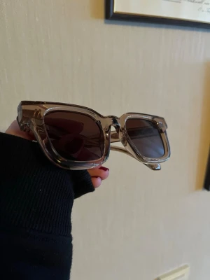 Chimi 04 - Populära chimi solglasögon i modellen 04 färg light brown🙌🏻De kommer tyvärr inte till användning och är helt oanvända! Original fodral/påse tillkommer💗Hör av dig vid frågor, pris kan diskuteras🙏🏻