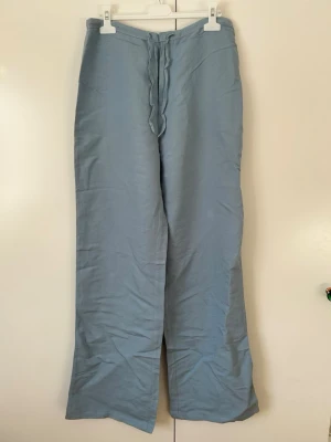 Fendi ljusblå linnebyxor - Säljer ett par ljusblå linnebyxor från Fendi (55% linne 45% silke). Byxorna har dragsko i midjan och jättemjukt och skönt material. Storlek 36, 40cm rakt över midjan. Endast provade men de var en present så prislappen är tyvärr avklippt. Kanske vintage men osäker eftersom prislappen med artikelnummer är borta. Säljer eftersom de är för stora💗