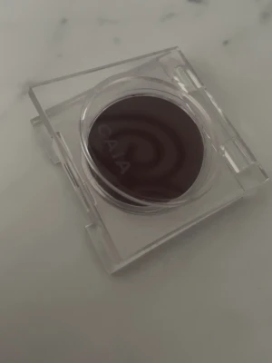 CAIA softmelt blush - Säljer en blush från CAIA. Blushen har en djup, vinröd/plommon röd ton (lady plum) Förpackningen är stilren och smidig att ta med i väskan. Använts max 2 ggr men färgen passade inte mig!!