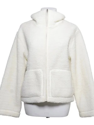 Vit teddyjacka med dragkedja - Supermjuk och fluffig vit teddyjacka med dragkedja framtill och två stora fickor. Jackan har en avslappnad passform och är perfekt för att hålla värmen under kyliga dagar. Materialet är fuskpäls som ger en mysig känsla.