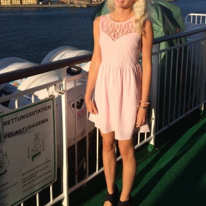 Supersöt klänning  - Säljer min föredetta älsklingsklänning i superfint skick.  Perfekt till skolavslutning, examen eller till fina tillfällen under sommaren. StlXs/s 