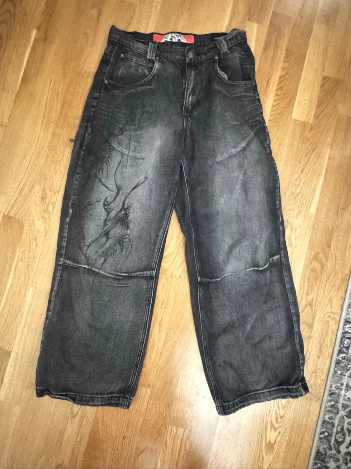Svarta baggy jeans med drakmönster - 1