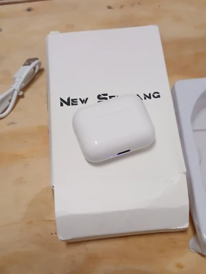 Vita airpods - Säljer ett par vita trådlösa in-ear hörlurar från New Senyang. Hörlurarna kommer med ett laddningsetui och USB-kabel. Snygg och kompakt design i plast, perfekt för musik och samtal på språng.