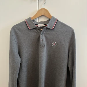 Moncler piké  - Säljer min moncler tröja för använder inte längre, bra skick och väldigt fet. Storlek L men passar Medium ganska bra.Pris kan diskuteras vid snabb affär!!