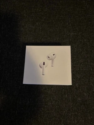 Apple AirPods Pro 3 med USB-C - Säljer ett par vita Apple AirPods Pro 3 med USB-C. Trådlösa in-ear hörlurar med stilren design och korta stjälkar. Kommer i originalförpackning och inkluderar flera örontoppar för bästa passform. Perfekta för musik, samtal och vardagsbruk.