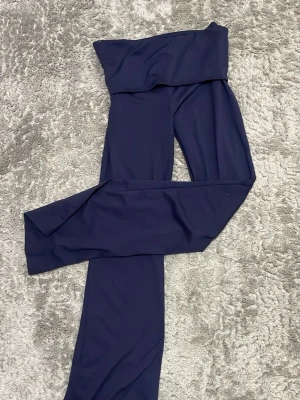 Mörkblå bootcut leggings - Snygga mörkblå leggings med bootcut-modell och hög midja. Tillverkade i ett stretchigt och mjukt material som sitter bekvämt. Perfekta för en trendig och avslappnad look.