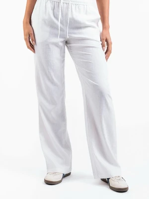 Vita linnebyxor med dragsnöre - Säljer ett par vita linnebyxor med avslappnad passform och dragsko i midjan. Byxorna har raka ben och är tillverkade i ett lätt och luftigt linnematerial, perfekta för en chill och stilren look. Aldrig andvända