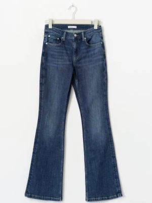 Blå bootcut jeans från perfect jeans - Säljer ett par blå bootcut jeans från gina med klassisk femficksmodell och normalhög midja. Dock så har de en slitning längst ner på ena benet men det syns inte då det är väldigt litet. 