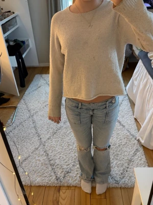 ljus beige stickad tröja  - ljus beige stickad tröja som från grunden är en stickad tröja från VERO MODA som jag klippt av där nere 
