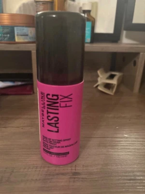 Maybelline Lasting Fix Face Mist - Fräsch face mist från Maybelline med mattande effekt. Flaskan är cylinderformad med svart lock och starkt rosa kropp. Perfekt för att fixera sminket och ge en långvarig finish. Innehåller 100 ml och är enkel att ta med i väskan. För fler bilder/information skriv gärna, priset kan justeras 🤗❤️