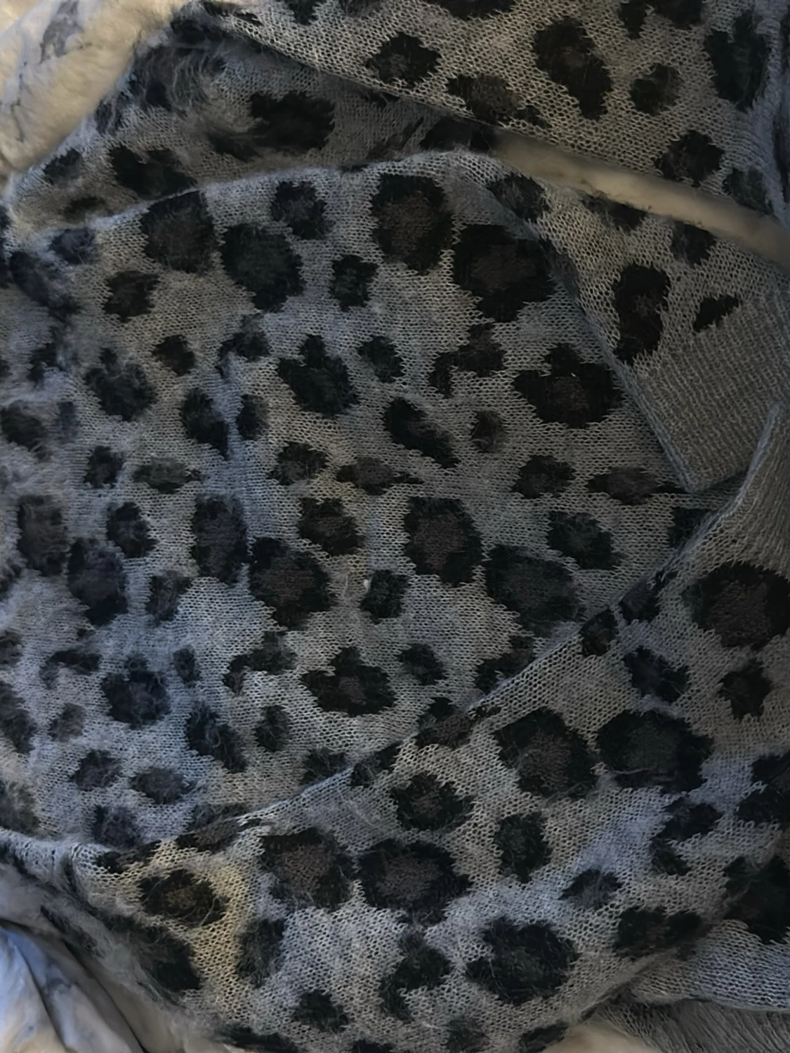 Grå leopardmönstrad stickad tröja - 1