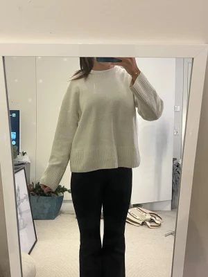 Stickad tröja Other Stories - Säljer då den inte används, vit, stl M💓 tecken på användning men inget som stör💞